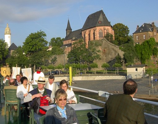 Wallfahrer verlassen den Höchster Kai