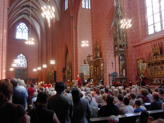 Bischof Franz-Peter Tebartz-van Elst bei der Predigt im überfüllten Dom