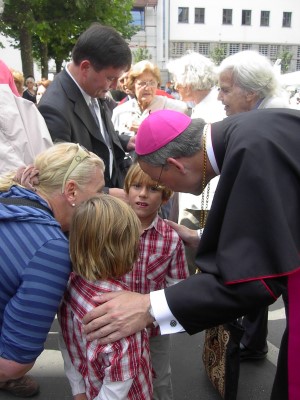 Familie Burggraf mit Enkel aus St. Johannes im Gespräch mit dem Bischof