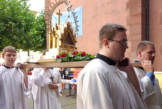 Grosse Ehre für M. Thiel (St. Johannes) als Träger des Reliquienschrein